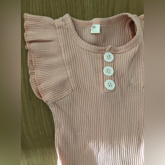 Baby girl|Pastel pink ribbed jumpsuit in short sleeve with ruffles & cute button - Picture 2 of 4